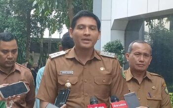 Bupati Indramayu Lucky Hakim saat memberikan keterangan kepada awak media di Kantor Kementerian Dalam Negeri, Jakarta, Selasa (8/4/2025).