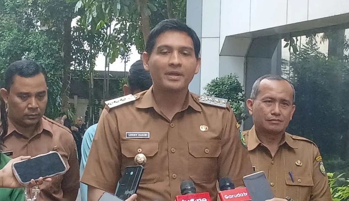 Bupati Indramayu Lucky Hakim saat memberikan keterangan kepada awak media di Kantor Kementerian Dalam Negeri, Jakarta, Selasa (8/4/2025).