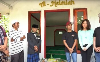 Berita soal Ruben Onsu terbaru melakukan salat berjamaah pertama kali di mushola yang ia bangun bernama Mushola Al Hemiah. Dalam unggahan media sosial Instagram @mopchannel,