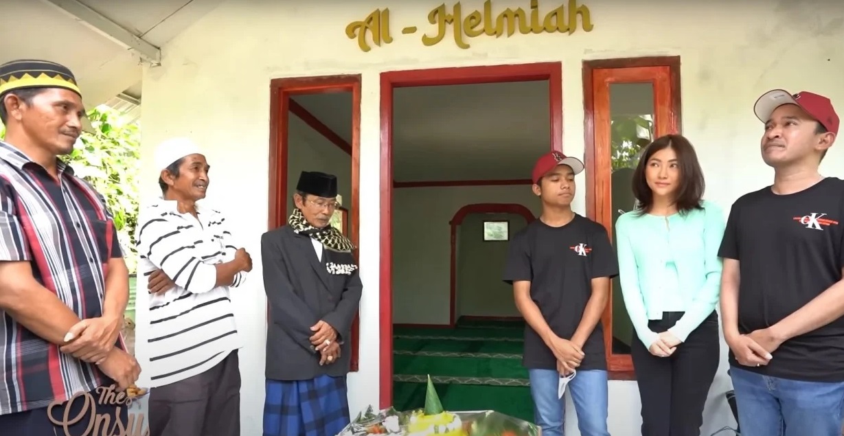 Berita soal Ruben Onsu terbaru melakukan salat berjamaah pertama kali di mushola yang ia bangun bernama Mushola Al Hemiah. Dalam unggahan media sosial Instagram @mopchannel,
