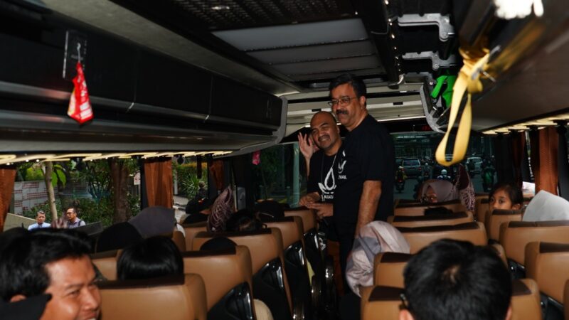 XL MUDIK: Presiden Direktur XL Axiata, Rajeev Sethi bersama dengan Chief Human Capital Officer XL Axiata, M. Hira Kurnia menyapa karyawan XL Axiata yang akan mudik menggunakan transportasi bus dalam acara pelepasan Mudik Bareng Karyawan XL Axiata di kantor XL Axiata Tower, Jakarta, Kamis (27/3/2025).(XL AXIATA For Radar Sukabumi).