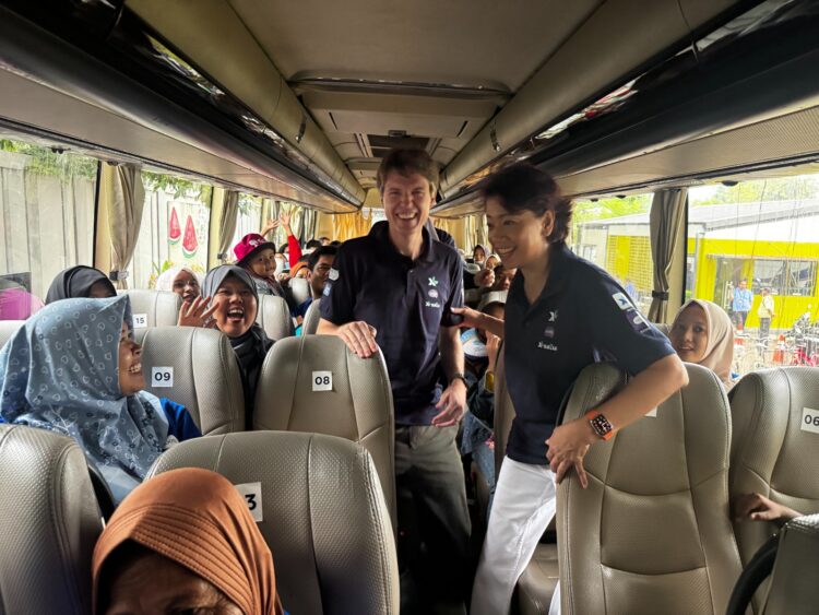 XL MUDIK: Direktur & Chief Enterprise Business and Corporate Affairs XL Axiata, Yessie D. Yosetya bersama Direktur & Chief Commercial Officer XL Axiata, David Arcelus Oses para pemudik yang menggunakan transportasi bus dalam acara Mudik Bareng Retail Outlet dan Karyawan XL Axiata di Cibis Park, Cilandak Jakarta, Kamis (27/3). (XL Axiata for Radar Sukabumi)