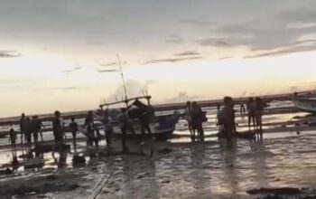 sebuah video menunjukan wisatawan lokal kecelakaan laut terjadi di kawasan wisata Pantai Minajaya, Desa Buniwangi, Kecamatan Surade, Kabupaten Sukabumi.