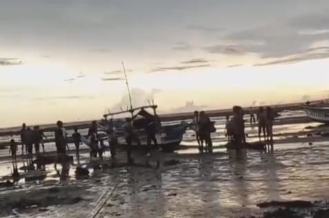 sebuah video menunjukan wisatawan lokal kecelakaan laut terjadi di kawasan wisata Pantai Minajaya, Desa Buniwangi, Kecamatan Surade, Kabupaten Sukabumi.