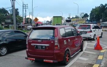 MACET : Petugas Kepolisian saat memberlakukan one way di pintu Exit Tol Bocimi Seksi 3 Parungkuda, Kabupaten Sukabumi pada Jumat (04/04) sore.(FOTO : UNTUK RADAR SUKABUMI)
