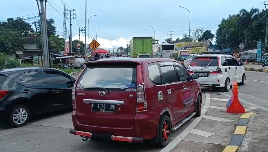 MACET : Petugas Kepolisian saat memberlakukan one way di pintu Exit Tol Bocimi Seksi 3 Parungkuda, Kabupaten Sukabumi pada Jumat (04/04) sore.(FOTO : UNTUK RADAR SUKABUMI)