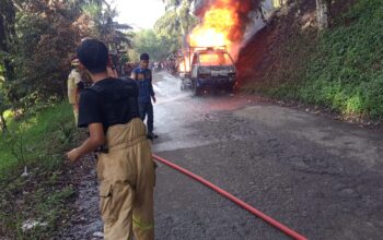 DIPADAMKAN : Petugas Damkar saat berupaya memadamkan api yang membakar mobil Pick Up bermuatan BBM di Kampung Pajagan, RT 01/02, Desa/Kecamatan Kalapanunggal, Kabupaten Sukabumi, pada Jumat (04/04) pagi. (FOTO : UNTUK RADAR SUKABUMI)