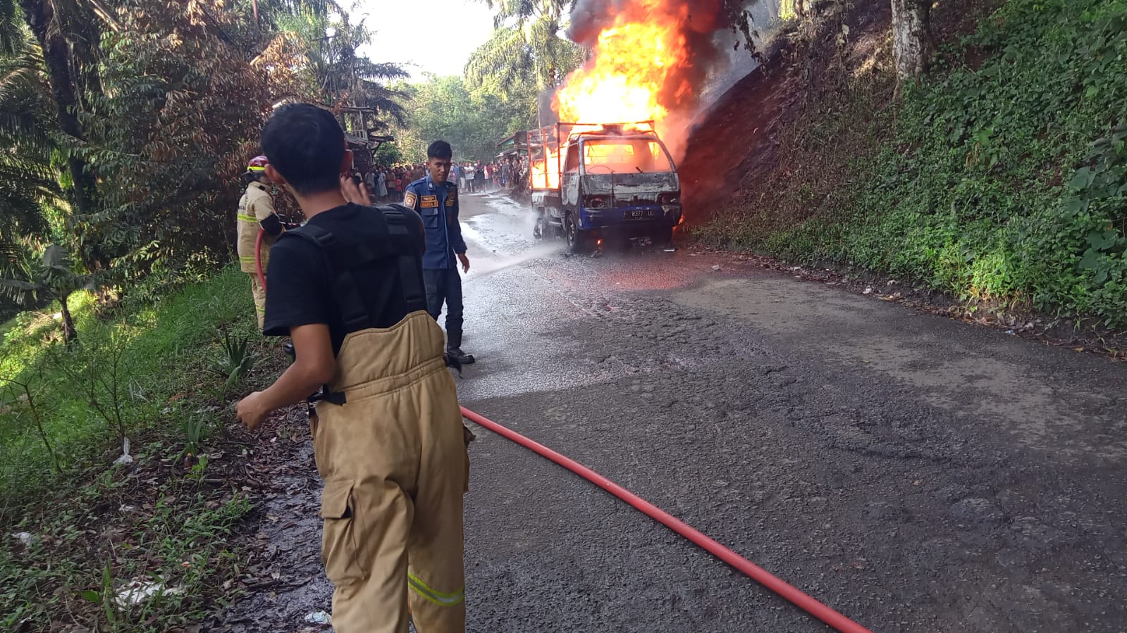 DIPADAMKAN : Petugas Damkar saat berupaya memadamkan api yang membakar mobil Pick Up bermuatan BBM di Kampung Pajagan, RT 01/02, Desa/Kecamatan Kalapanunggal, Kabupaten Sukabumi, pada Jumat (04/04) pagi. (FOTO : UNTUK RADAR SUKABUMI)