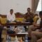 DISAMBUT : Bupati Sukabumi, Asjap saat memberikan sambutan kunjungan Sekretaris Kementerian Koperasi Republik Indonesia, Ahmad Zabadi, di Gedung Negara Pendopo Sukabumi, tepatnya di ruas Jalan Raya Ahmad Yani, Kecamatan Warudoyong, Kota Sukabumi pada Sabtu (05/06).(FOTO : UNTUK RADAR SUKABUMI) Pesan Asjap dan Kemenkop usai Bahas Koperasi Merah Putih SUKABUMI - Bupati Sukabumi, Asep Japar, menerima kunjungan Sekretaris Kementerian Koperasi Republik Indonesia, Ahmad Zabadi, di Gedung Negara Pendopo Sukabumi, tepatnya di ruas Jalan Raya Ahmad Yani, Kecamatan Warudoyong, Kota Sukabumi pada Sabtu (05/06). Dalam kunjungan tersebut, telah membahas Koperasi Desa Merah Putih yang digagas Presiden H. Prabowo Subianto. Dalam sambutannya, Ahmad Zabadi mengatakan, terdapat beberapa hal yang mendasari pembentukan Koperasi Desa Merah Putih ini. Terutama untuk memutus rantai kemiskinan dan mewujudkan kesejahteraan ekonomi masyarakat desa. "Koperasi Desa Merah Putih ini untuk pemerataan kesejahteraan masyarakat desa," katanya. Apalagi, koperasi ini akan menitikberatkan terhadap kebutuhan masyarakat desa. Sehingga salah satu fokus usaha di bidang koperasi ialah sembako dan lainnya yang sangat dibutuhkan masyarakat. "Koperasi ini akan menjadi solusi terbaik baik masyarakat desa. Baik dalam pemenuhan kebutuhan maupun pengembangan potensi lokal desa," ucapnya. Maka dari itu, dalam koperasi ini dikhususkan untuk masyarakat desa setempat. Sehingga, tidak bisa diikuti warga yang lintas desa. "Jadi pendekatannya per desa. Sehingga, warga yang berusia dewasa bisa bergabung menjadi anggota koperasi," paparnya. Dalam pembentukan koperasi ini, terdapat beberapa metoda yang bisa dilakukan. Hal itu seperti pembentukan baru bagi desa yang tidak memiliki koperasi hingga revitalisasi koperasi yang tidak jalan. "Kalau yang sudah jalan koperasi desanya, bisa mengubah nama dan anggaran dasar," terangnya. Pembentukan Koperasi Desa Merah Putih ini, ditargetkan bisa terbentuk sampai akhir Juni 2025. Hal itu dengan target puluhan ribu koperasi yang terbentuk di seluruh Indonesia. "Pak presiden rencananya akan meluncurkan Koperasi Desa Merah Putih ini pada Juli mendatang.Sehingga, akhir Juni ditargetkan pembentukannya selesai," bebernya. Berkaitan hal tersebut, dirinya mengajak Pemerintah Kabupaten Sukabumi untuk turut andil. Bahkan bila perlu menjadi role model dalam pembentukan Koperasi Desa Merah Putih ini. "Banyak hal yang selalu membuat Sukabumi sebagai role model. Seperti makan bergizi gratis di Warungkiara, PLUT di Cikembang, dan semoga saja Koperasi Desa Merah Putih pun menjadi role model," bebernya. Apalagi, Bupati Sukabumi hari ini merupakan orang yang telah lama berkecimpung di dunia koperasi. Mengingat, dulunya merupakan mantan kepala Dinas Koperasi Perindustrian dan Perdagangan (Diskoperindag) Kabupaten Sukabumi. "Pak bupati sangat mengetahui tentang koperasi. Sehingga pasti memperhatikan hal semacam ini," ungkapnya. Sementara itu, Bupati Sukabumi, Asep Japar mengatakan, terdapat 381 desa dan 5 kelurahan di daerahnya. Jumlah tersebut dapat menjadi potensi luar biasa untuk dikembangkan Bersama koperasi. "Makanya dalam momen ini, kami kumpulkan sejumlah kepala perangkat daerah terkait agar mereka semua memahami Koperasi Desa Merah Putih," terangnya. Apalagi, Kabupaten Sukabumi ingin ikut andil dalam momen besar ini. “Kita akan berkumpul dengan seluruh kepala desa. Semoga saja dalam waktu dekat bisa terbentuk Koperasi Desa Merah Putih," pungkasnya. (den/d)