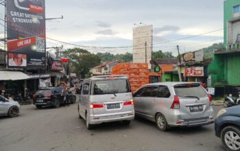 ONE WAY : Petugas Kepolisian saat menerapkan one way sepenggal di ruas Jalan Cibadak - Exit Tol Bocimi Seksi 3 Parungkuda pada arus balik lebaran Idul Fitri 1447 H pada Minggu (06/04) sore.(FOTO : UNTUK RADAR SUKABUMI)
