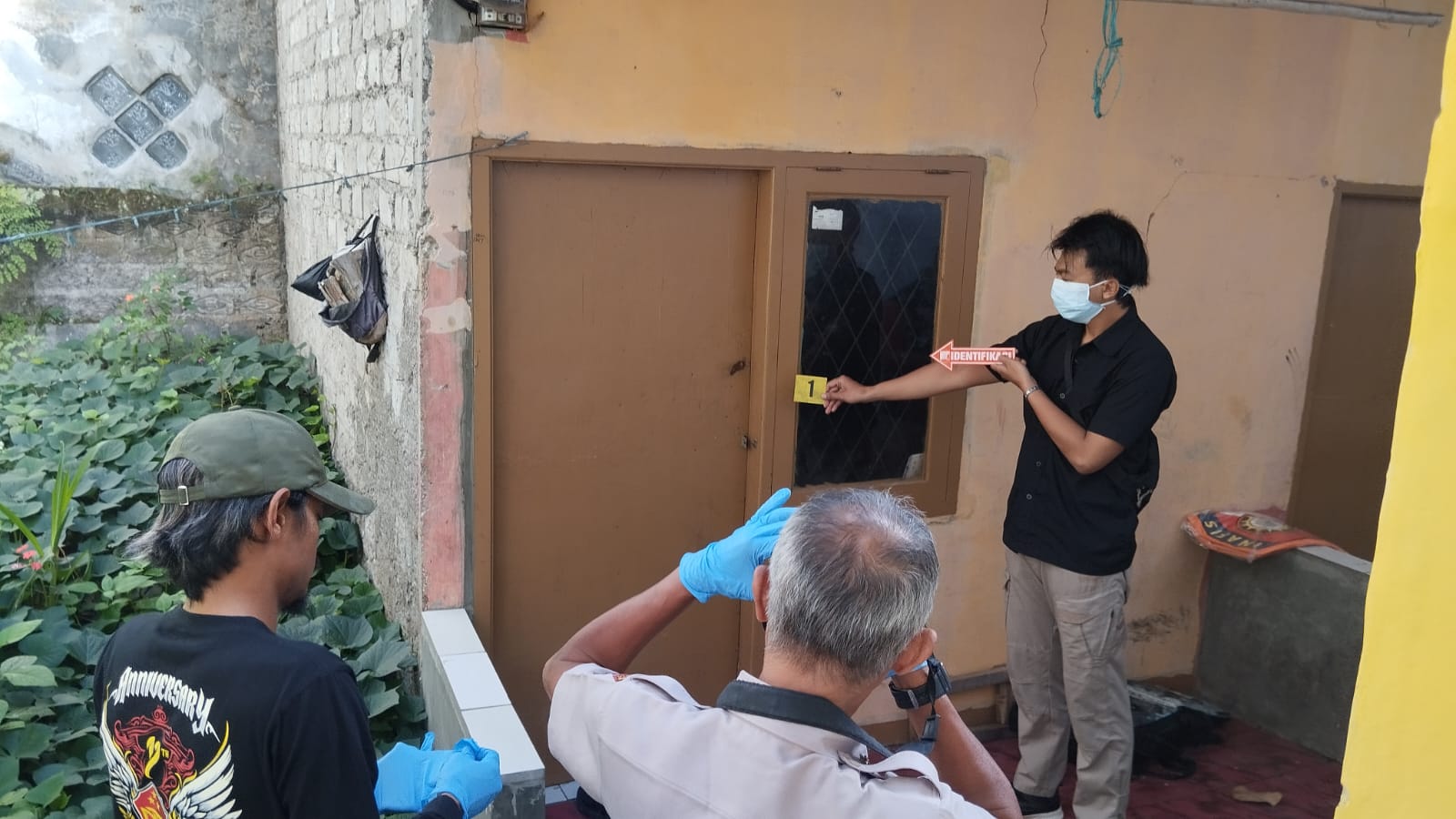 OLAH TKP : Petugas Polres Sukabumi Kota, saat melakukan olah TKP penemuan mayat di kontrakan Kampung Sukamanah, RT 001/RW 006, Desa Sukamanah, Kecamatan Cisaat, Kabupaten Sukabumi pada Senin (07/04) pagi.(FOTO : UNTUK RADAR SUKABUMI)