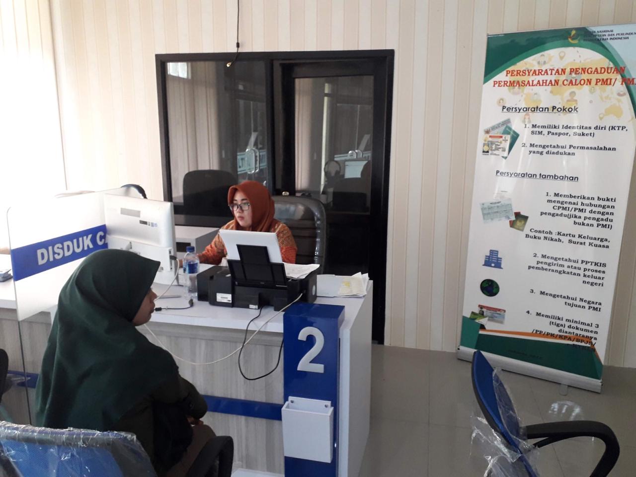 Salah satu calon PMI saat mengurus administrasi untuk bekerja ke luar negeri di kantor LTSA - PMI. 
