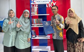 Petugas Diarpus Kabupaten Sukabumi saat foto bersama dengan UMMI usai menghadirkan layanan membaca di MPP.