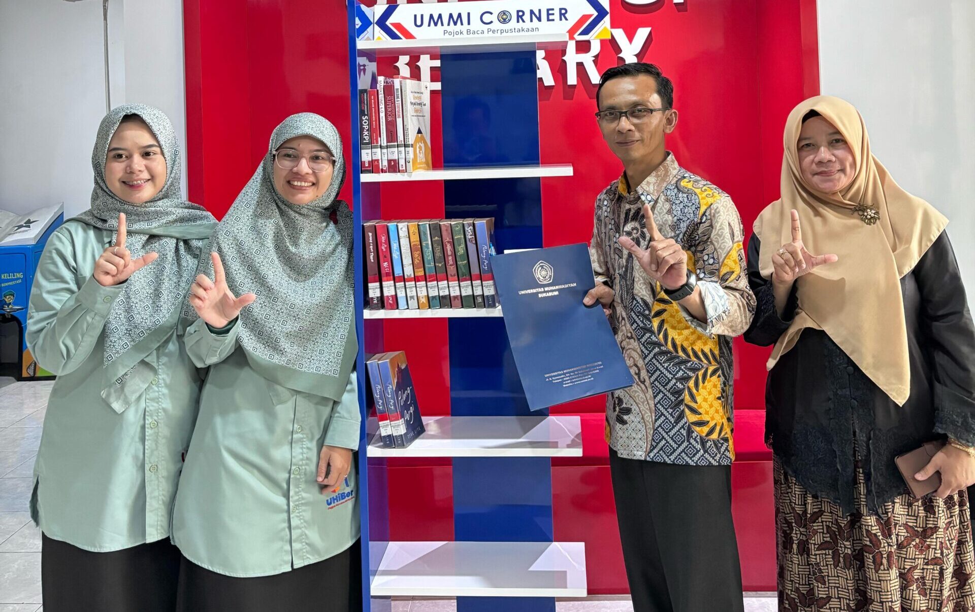 Petugas Diarpus Kabupaten Sukabumi saat foto bersama dengan UMMI usai menghadirkan layanan membaca di MPP.