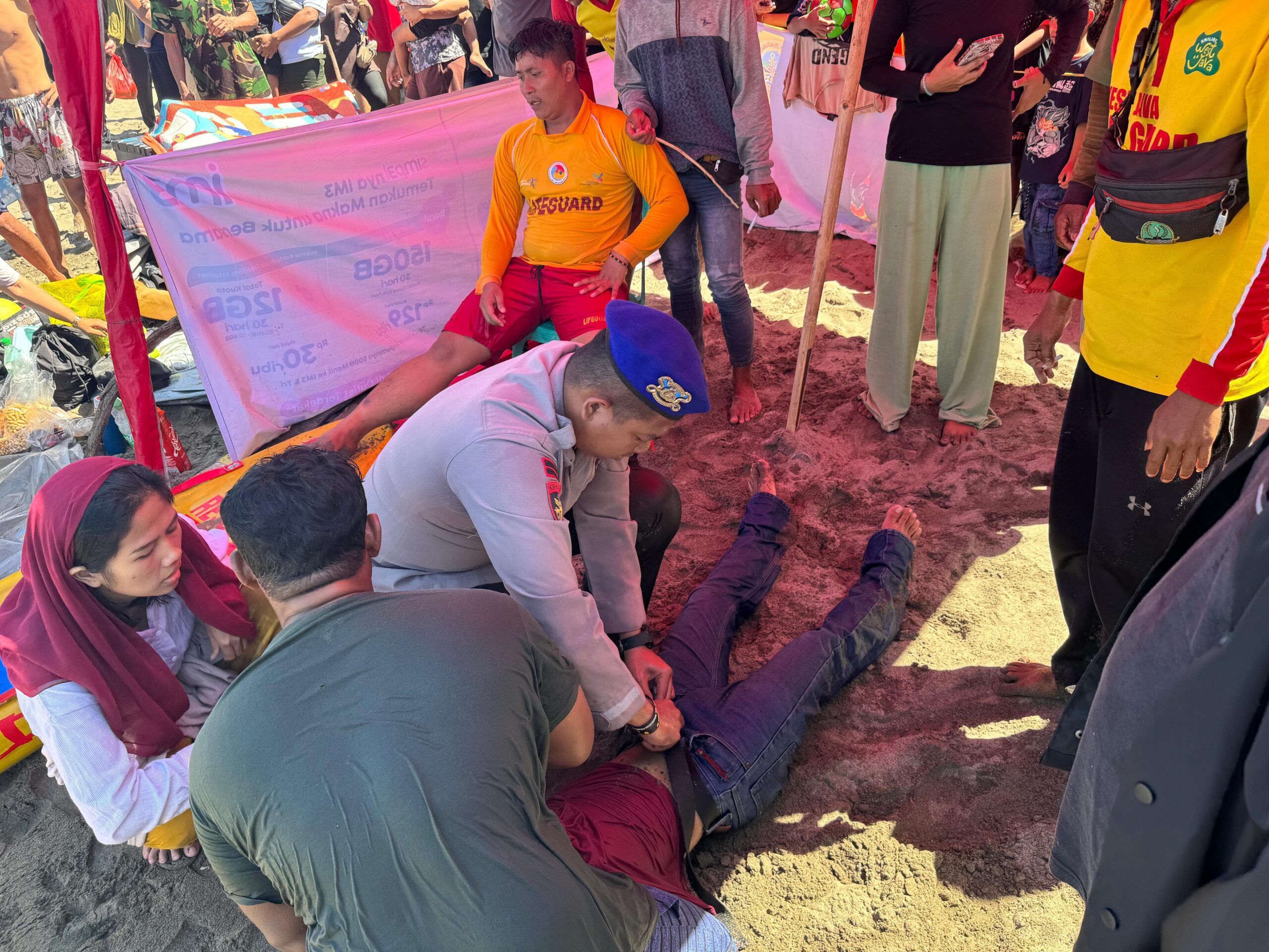 Suasana saat tim gabungan pengamanan pantai membantu korban yang selamat.(FOTO : NANDI/ RADARSUKABUMI)