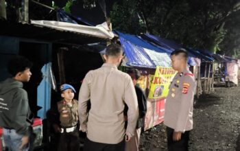 PATROLI: Sejumlah personel Polsek Baros saat melakukan patroli di wilayah hukumnya, Senin (7/4). (FT: IST)