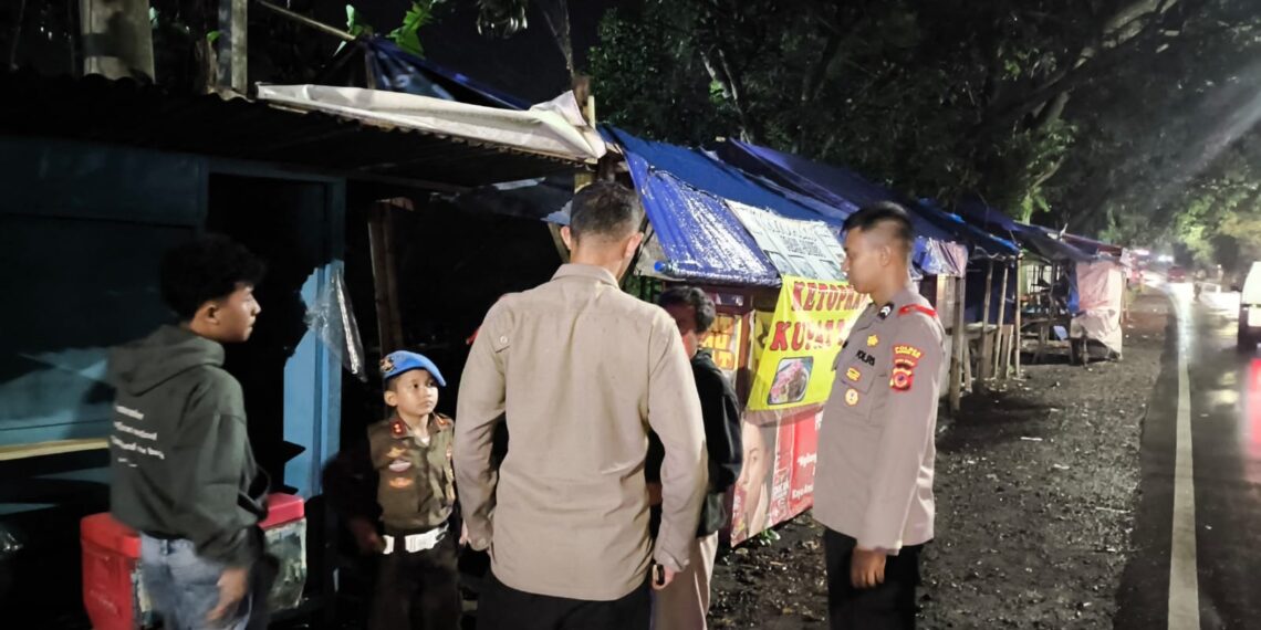 PATROLI: Sejumlah personel Polsek Baros saat melakukan patroli di wilayah hukumnya, Senin (7/4). (FT: IST)