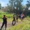 EVAKUASI: Sejumlah personel BPBD Kota Sukabumi saat melakukan evakuasi pohon tumbang di Kelurahan Sudajaya Hilir, Kecamatan Baro, Senin (7/4).