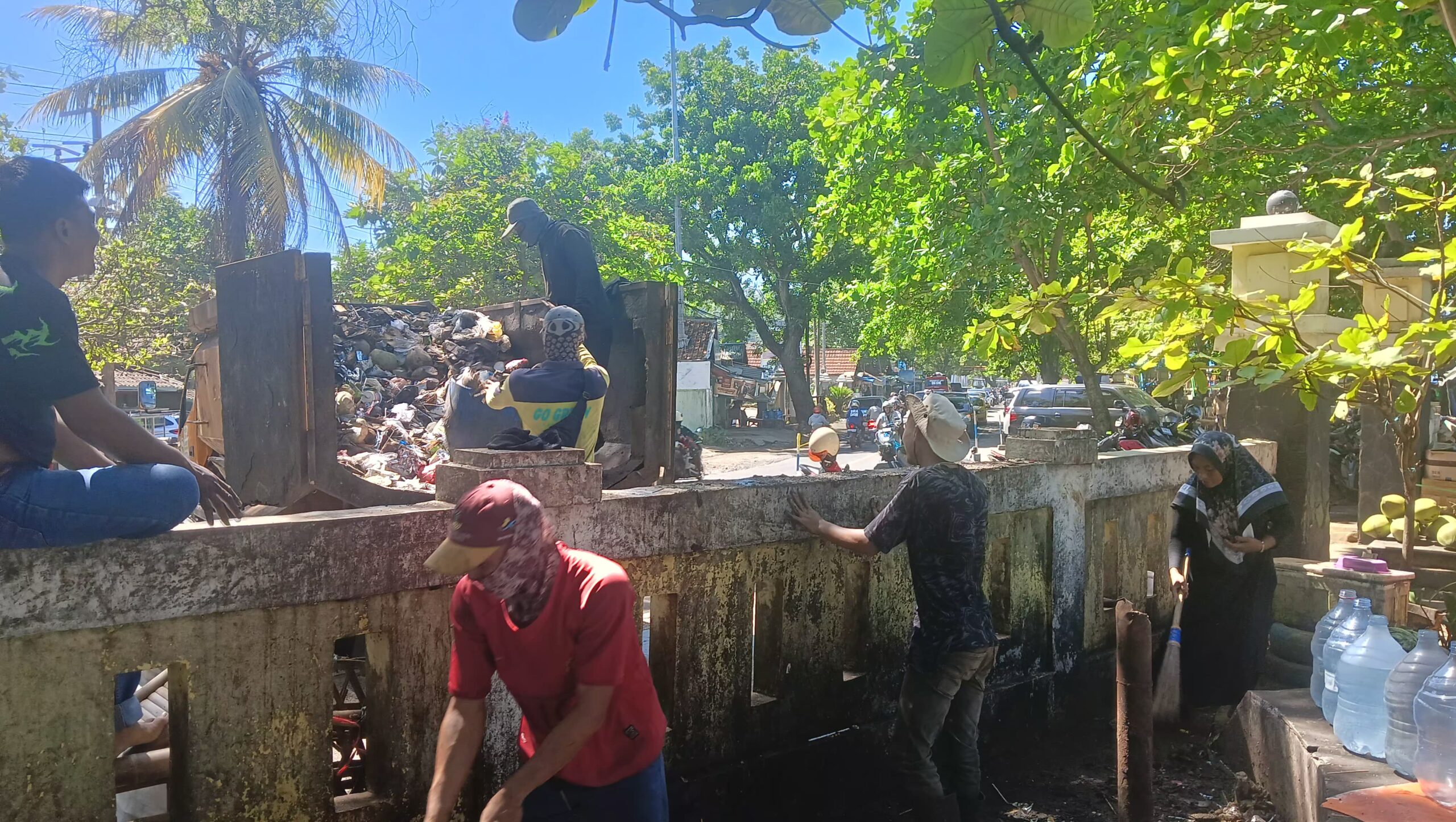Para personel DLH tengah melakukan pengangkutan sampah di kawasan wisata. (FOTO : NANDI/ RADARSUKABUMI)