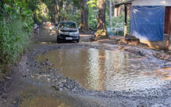 RUSAK: Kondisi ruas Jalan Raya Pangleseran-Cibatu, Kecamatan Cikembar, dipenuhi kubangan air dan lumpur.