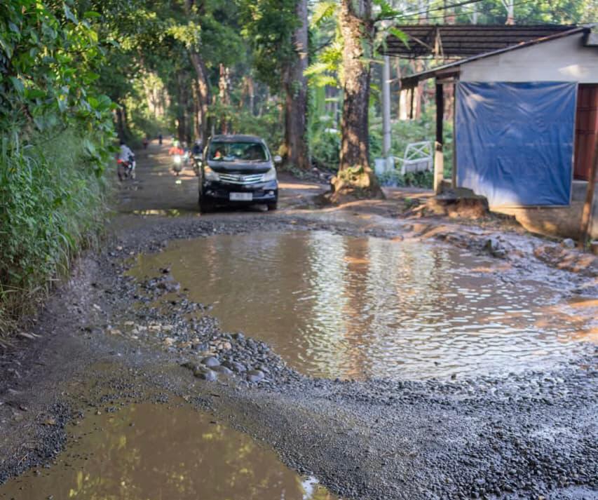 RUSAK: Kondisi ruas Jalan Raya Pangleseran-Cibatu, Kecamatan Cikembar, dipenuhi kubangan air dan lumpur.