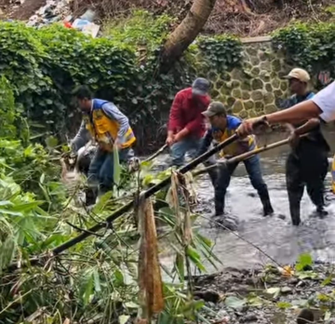 PEMELIHARAAN: Sejumlah personel BPBD Kota Sukabumi saat melakukan pemeliharaan Bendungan Cipelang Leutik 3 di Kelurahan Dayeuhluhur, Kecamatan Warudoyong, belum lama ini.(FT: IST)