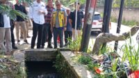 Potret Walikota Sukabumi Blusukan Sisir Saluran Drainase 