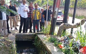 PENINJAUAN: Walikota Sukabumi Ayep Zaki bersama Kepala DPUTR saat melakukan peninjauan jalan rusak di Kelurahan Subangjaya, Kecamatan Cikole, Selasa (8/4). (FT: IST)
