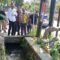 PENINJAUAN: Walikota Sukabumi Ayep Zaki bersama Kepala DPUTR saat melakukan peninjauan jalan rusak di Kelurahan Subangjaya, Kecamatan Cikole, Selasa (8/4). (FT: IST)
