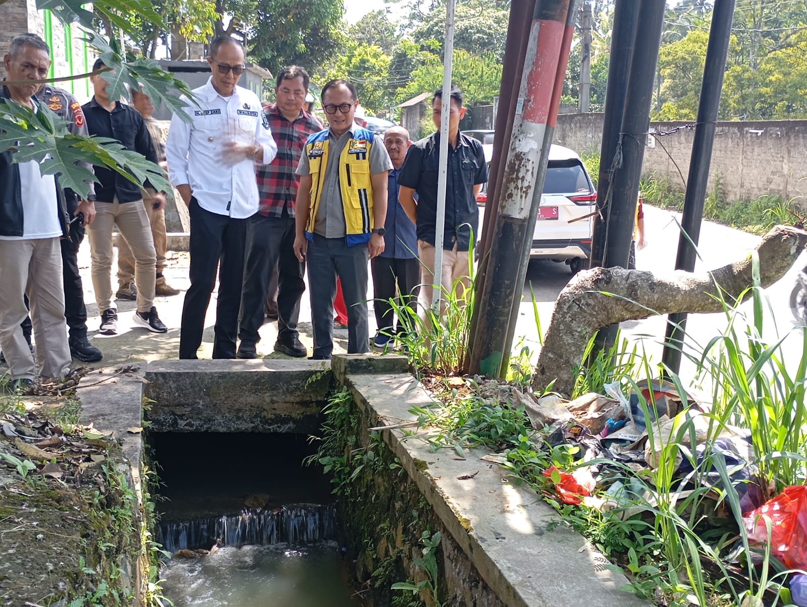 PENINJAUAN: Walikota Sukabumi Ayep Zaki bersama Kepala DPUTR saat melakukan peninjauan jalan rusak di Kelurahan Subangjaya, Kecamatan Cikole, Selasa (8/4). (FT: IST)