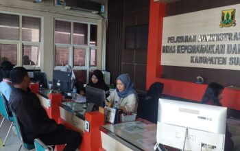 Petugas Disdukcapil Kabupaten Sukabumi, saat melayani warga untuk mengurus adminduk.