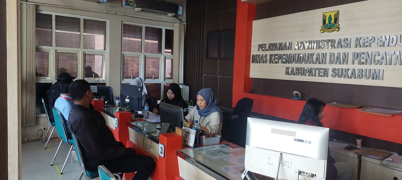 Petugas Disdukcapil Kabupaten Sukabumi, saat melayani warga untuk mengurus adminduk.