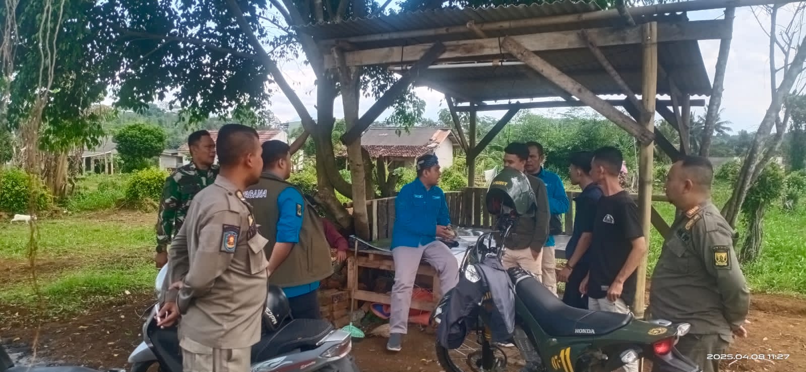 DITINJAU : Camat Cibadak, Mulyadi saat mendatangi petani penggarap yang gagal panen akibat irigasi jebol di Kampung Kamandoran, RW 10 Desa Karangtengah, Kecamatan Cibadak, Kabupaten Sukabumi.(FOTO : UNTUK RADAR SUKABUMI)