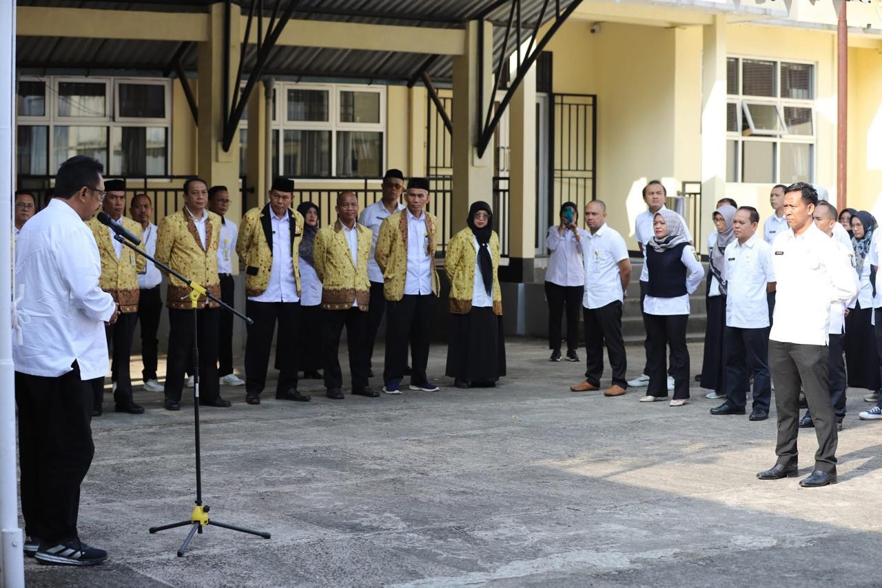 SAMBUTAN : Bupati Sukabumi, Asep Japar saat memberikan sambutan pada apel di lingkup Disdik Kabupaten Sukabumi, Kecamatan Cikembar pada Rabu (09/04) pagi.(FOTO : UNTUK RADAR SUKABUMI)