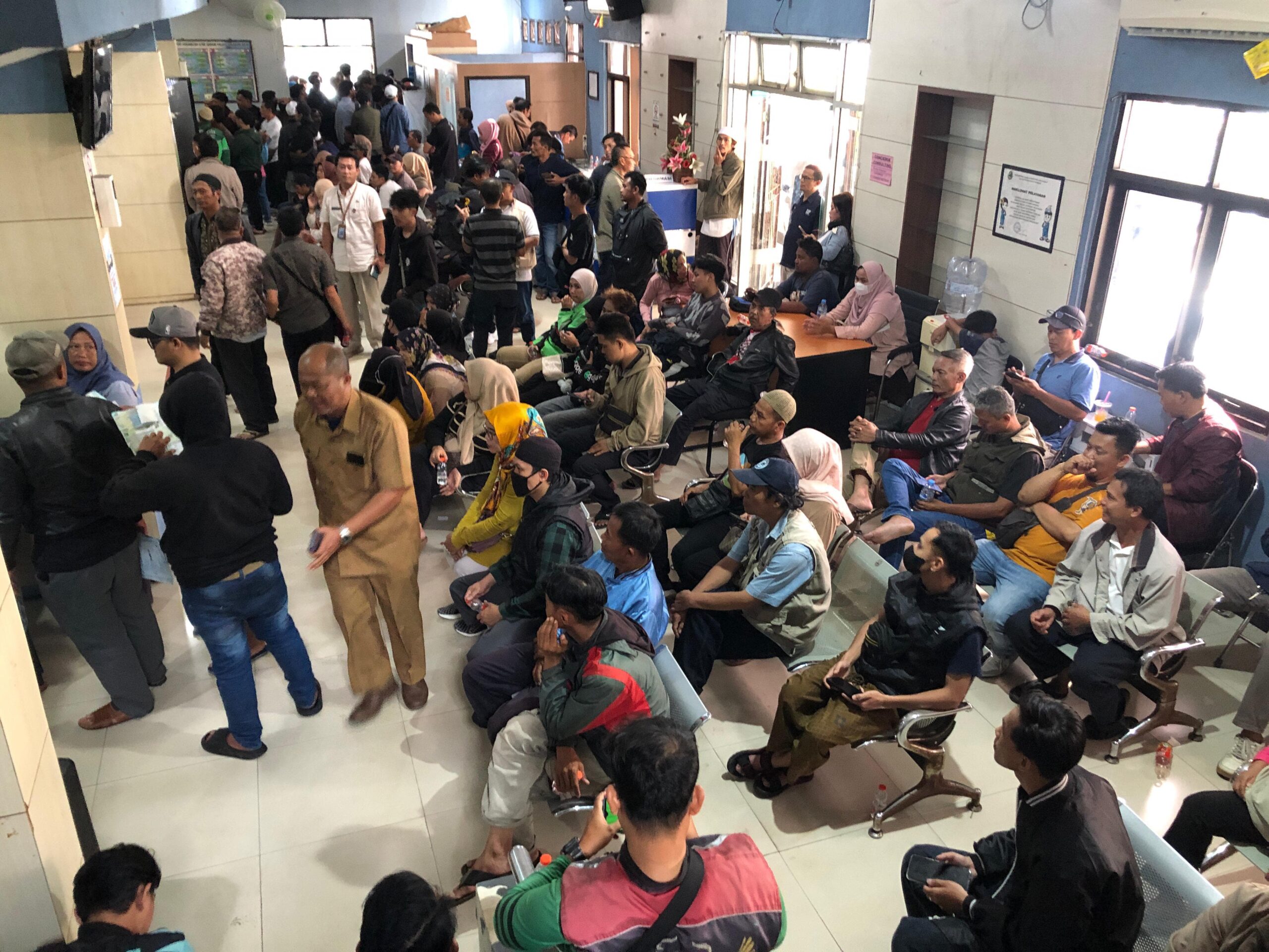 MEMBLUDAK: Sejumlah wajib pajak saat mendatangi Kantor P3DW Kota Sukabumi, Rabu (9/4).(FT: BAMBANG/RADARSUKABUMI)