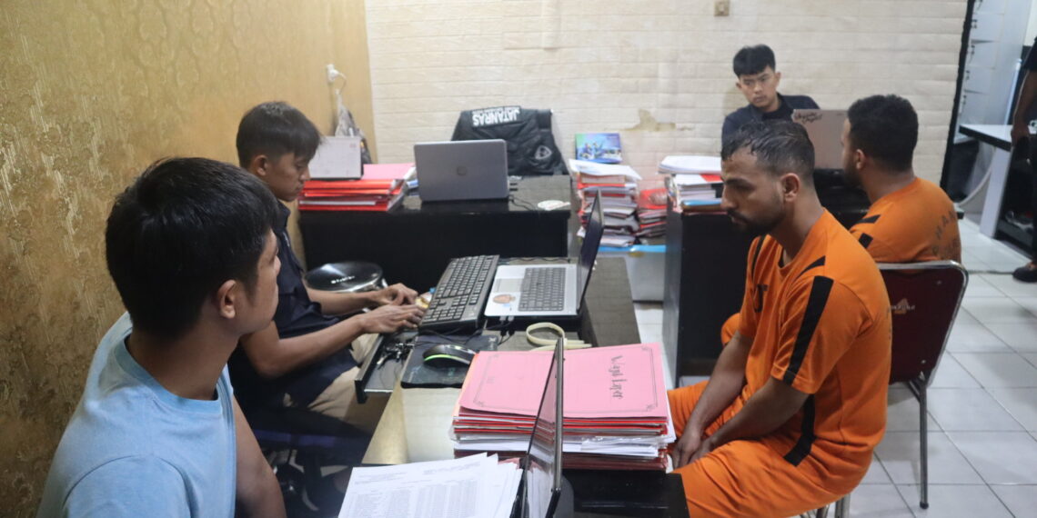 DIAMANKAN: Unit Tindak Pidana Umum Satreskrim Polres Sukabumi Kota mengamankan dua WNA yang diduga terlibat aksi pencurian dengan kekerasan, Rabu (9/4). (FT: IST)