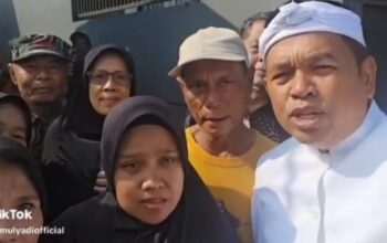 Gubernur Jawa Barat, Dedi Mulyadi, secara spontan menghentikan kendaraannya saat melihat warga yang meminta sumbangan pembangunan masjid di Jalan Nasional Sukabumi-Bogor, tepatnya di Desa Cisande, Kecamatan Cicantayan, Kabupaten Sukabumi, pada Kamis (10/04/2025).