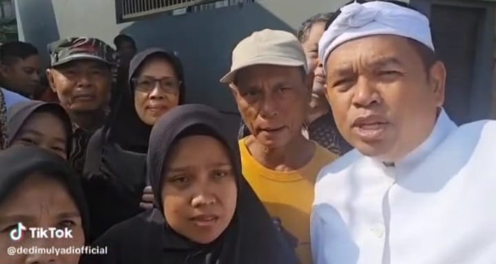 Gubernur Jawa Barat, Dedi Mulyadi, secara spontan menghentikan kendaraannya saat melihat warga yang meminta sumbangan pembangunan masjid di Jalan Nasional Sukabumi-Bogor, tepatnya di Desa Cisande, Kecamatan Cicantayan, Kabupaten Sukabumi, pada Kamis (10/04/2025).