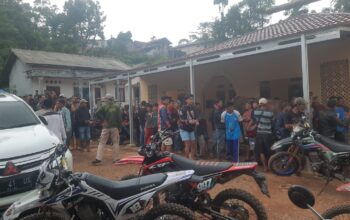 PROTES : Warga berkumpul menyambut kedatangan tim dari Pemprov jabar.(FOTO : NANDI/ RADARSUKABUMI)