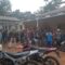 PROTES : Warga berkumpul menyambut kedatangan tim dari Pemprov jabar.(FOTO : NANDI/ RADARSUKABUMI)