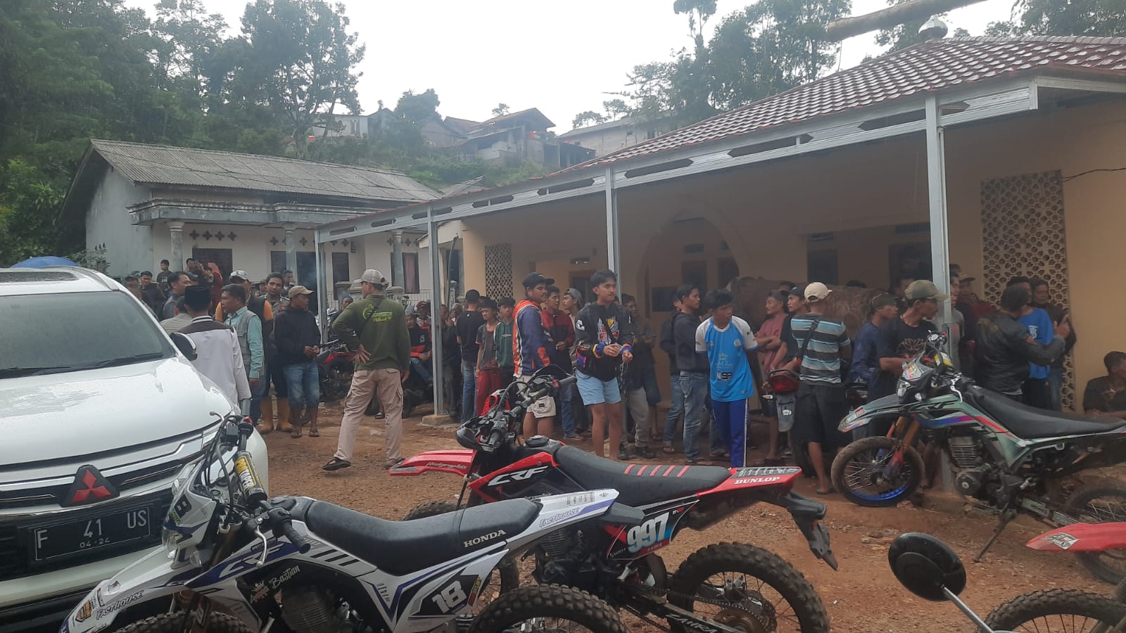 PROTES : Warga berkumpul menyambut kedatangan tim dari Pemprov jabar.(FOTO : NANDI/ RADARSUKABUMI)