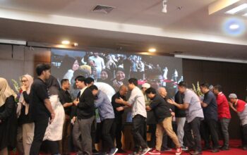 Ksatria dan Srikandi JNE saling bersalaman bersama Jajaran Direksi pada Halal Bihalal 1446 H