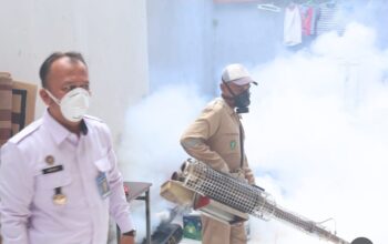 FOGGING: Lapas Kelas IIB Sukabumi saat melakukan fogging untuk mencegah DBD, belum lama ini. (FT: IST)