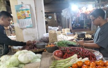 BERJUALAN: Sejumlah pedagang saat melakukan jualan di pasar tradisional Kota Sukabumi, Jumat (11/4).