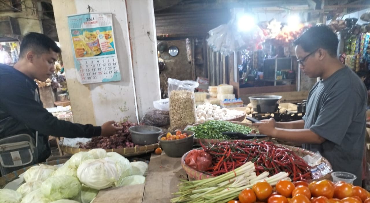 BERJUALAN: Sejumlah pedagang saat melakukan jualan di pasar tradisional Kota Sukabumi, Jumat (11/4).