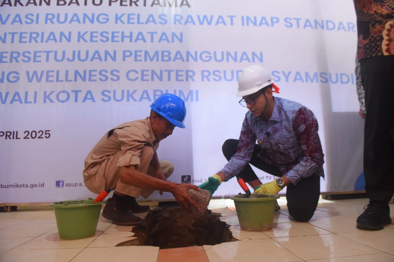 PELETAKAN BATU PERTAMA: Wakil Walikota Bobby Maulana melakukan peletakan batu pertama pembangunan, renovasi gedung Kelas Rawat Inap Standar (Kris) dan Wellnes Center RSUD Syamsudin SH, Jumat (11/3).
