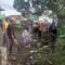 GOTONG ROYONG: Pemerintah Kelurahan Subangjaya bersama masyarakat saat melakukan kerja bakti membersihkan Jalan Ciaul Pasir RW9, Jumat (11/4). (FT: BAMBANG/RADARSUKABUMI)