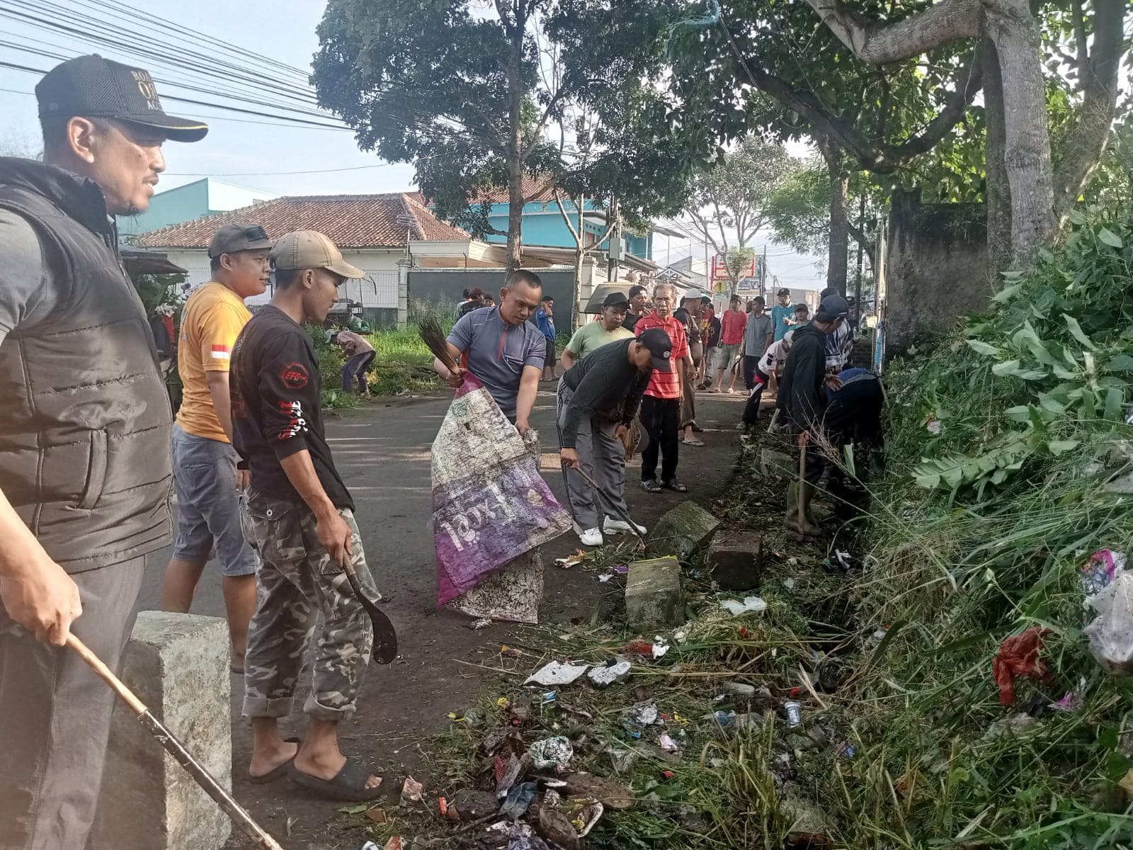 GOTONG ROYONG: Pemerintah Kelurahan Subangjaya bersama masyarakat saat melakukan kerja bakti membersihkan Jalan Ciaul Pasir RW9, Jumat (11/4). (FT: BAMBANG/RADARSUKABUMI)
