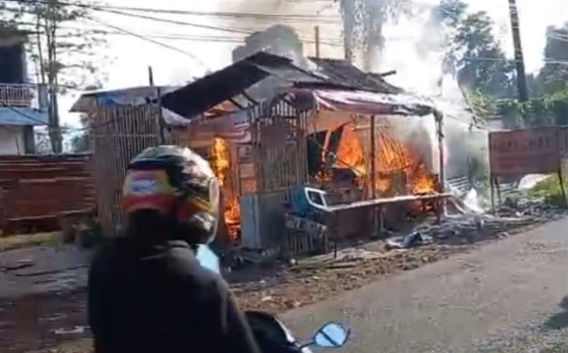 DIPADAMKAN : Petugas Damkar saat berupaya memadamkan api yang membakar warung kopi di Jalan Raya Cibolang, RT 16/RW 03, Desa Cibolang Kaler, Kecamatan Cisaat, Kabupaten Sukabumi, pada Jumat (11/04) pagi.(FOTO : UNTUK RADAR SUKABUMI)