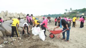 Bhayangkari Daerah Jabar Gelar Aksi Bersih Pantai di Palabuhanratu